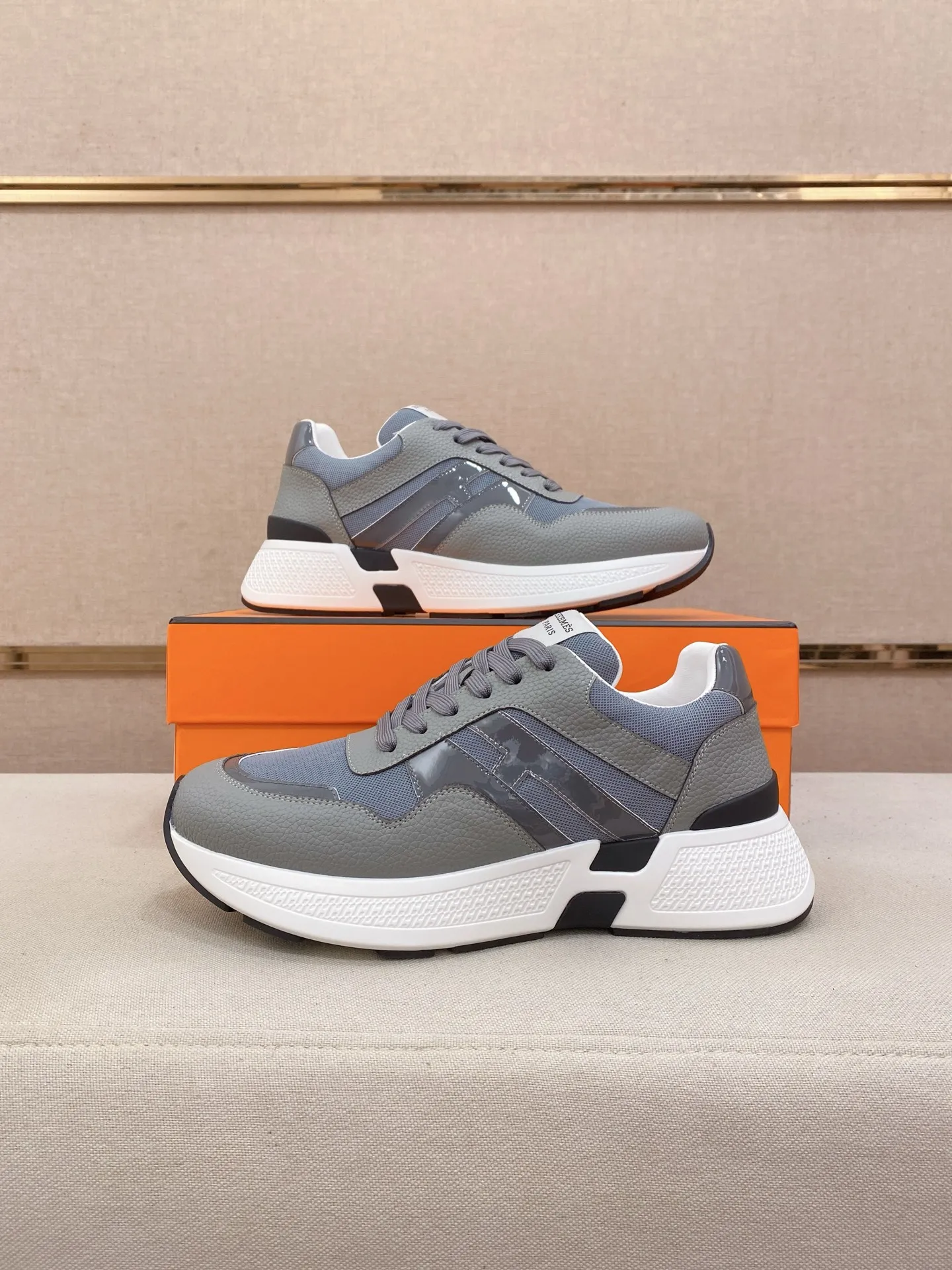 Factory price: 560💰《HERMES》【Classic Original Version】Hermès; Top 🔝 Purchasing Agency 🔍🔍Men's latest 🇺🇸 counters are on sale simultaneously, imported from Italy original ▲▲cowhide ▲▲ (high-end, nobility, class) ) Exquisite workmanship (Italian 🇮🇹 imported water-dyed 🐂 cowhide lining) sole: original sole provided by the original factory, ⚠️exclusive double-layer activity·TPR·rubber·combined molded outsole; super comfortable·wear-resistant·non-slip·environmental protection The real thing is more beautiful if you take the real thing (high quality, follow the order). You can enter and exit the counter at will * Number of yards: 38-44 (45 can be customized and cannot be returned or exchanged)
